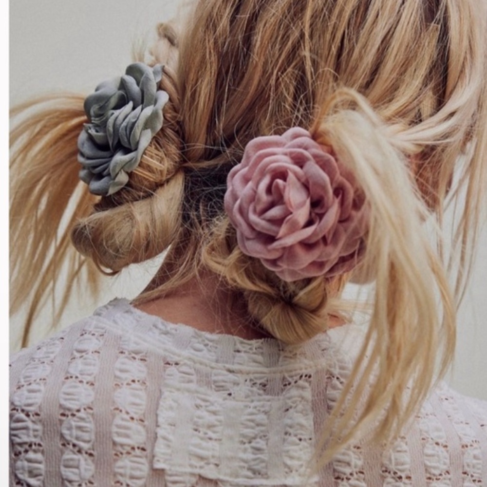 Free People Rosette Claw Clip NWT - Picture 1 of 5